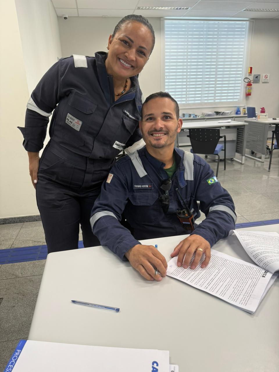 Casal assinando contrato de financiamento habitacional