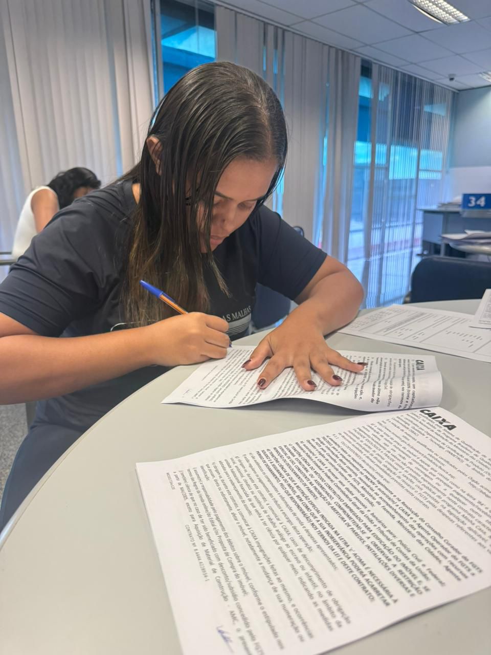 Cliente assinando o contrato de financiamento