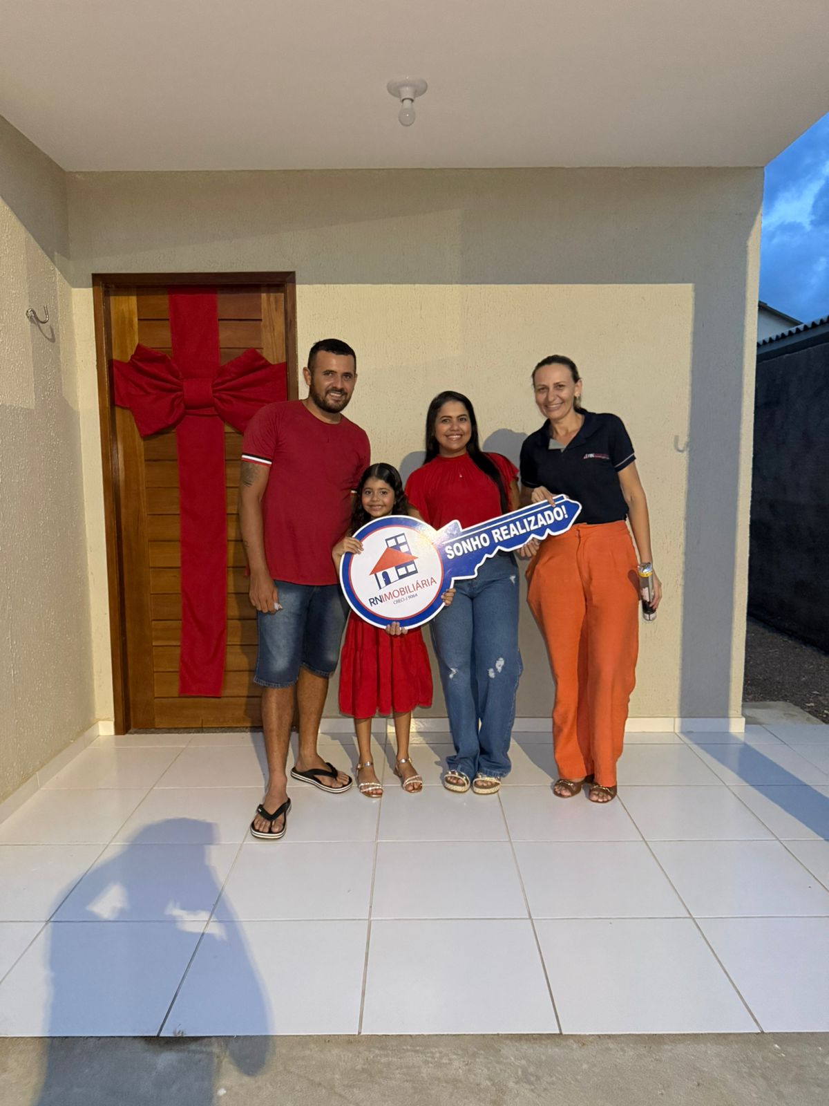 Família recebendo as chaves da casa própria pela RN Imobiliária