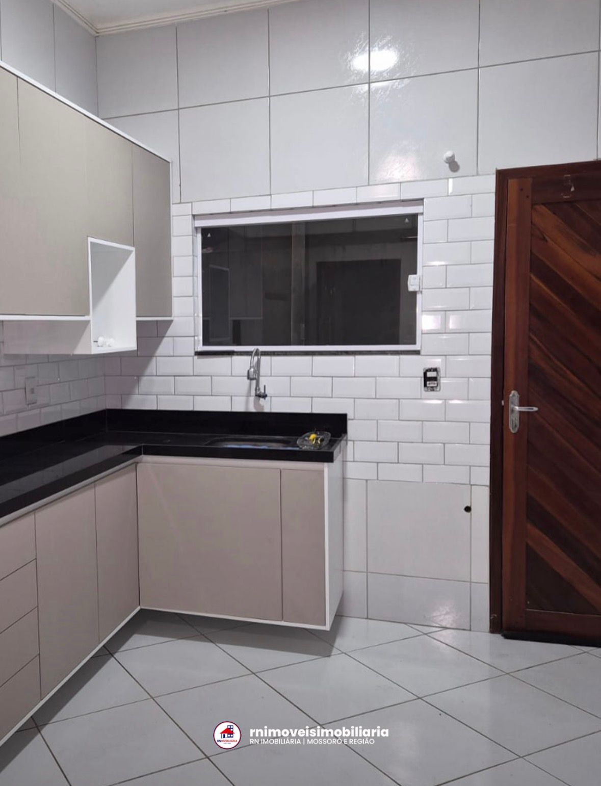 Cozinha com bancada em granito e azulejo subway
