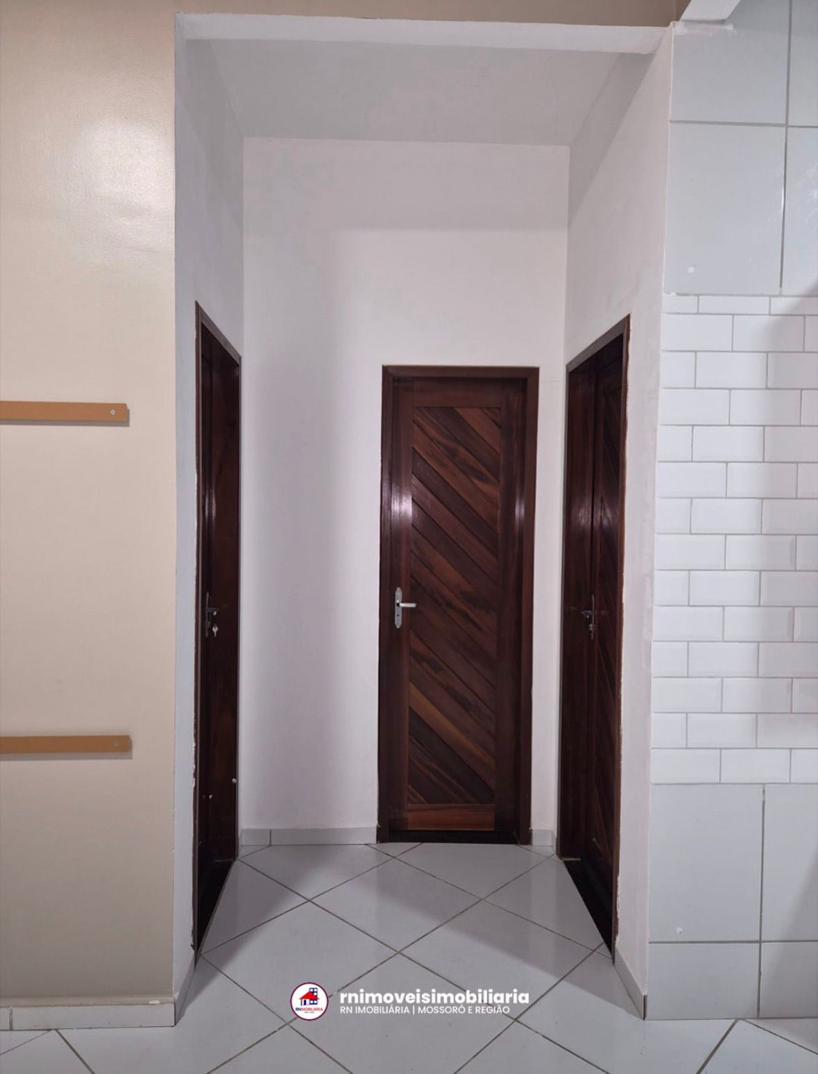 Portas em madeira nobre padrão espinha de peixe